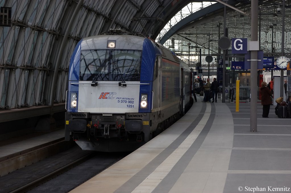 5 370 002 von der PKP Intercity mit dem EC 45 nach Warszawa Wschodnia in Berlin Hbf. 12.03.2011