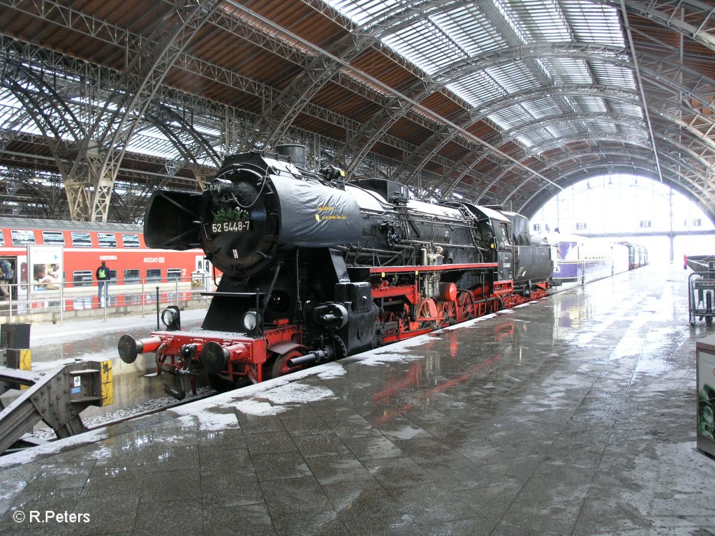 52 5448-7 auf Gleis 26 im Leipzig HBF. 21.12.09