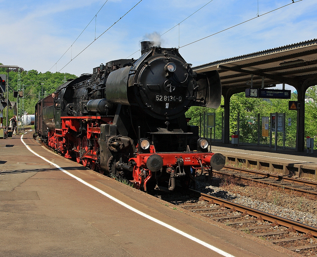 52 8134-0 der Eisenbahnfreunde Betzdorf (EFB) kommt mit Sonderzug von Au/Sieg und fhrt Rauchkammer voraus am 08.05.2011 in den Bahnhof Betzdorf/Sieg. In Betzdorf war Kreisheimattag vom (Landkreis Altenkirchen/Ww) und 150 Jahre Streckenjubilum Siegstrecke.