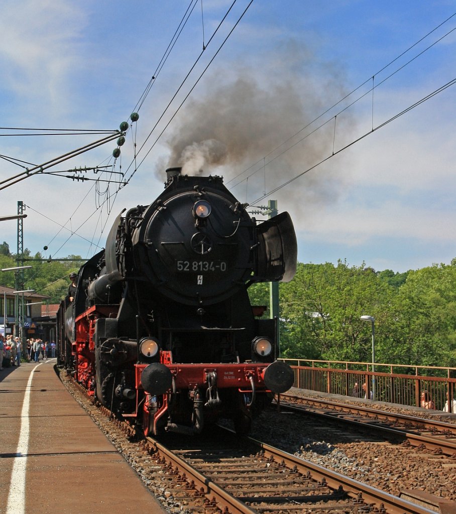 52 8134-0 der Eisenbahnfreunde Betzdorf (EFB) mit Sonderzug fhrt Rauchkammer voraus am 08.05.2011 vom Bahnhof Betzdorf/Sieg weiter Richtung Siegen. In Betzdorf war Kreisheimattag vom (Landkreis Altenkirchen/Ww) und 150 Jahre Streckenjubilum Siegstrecke.