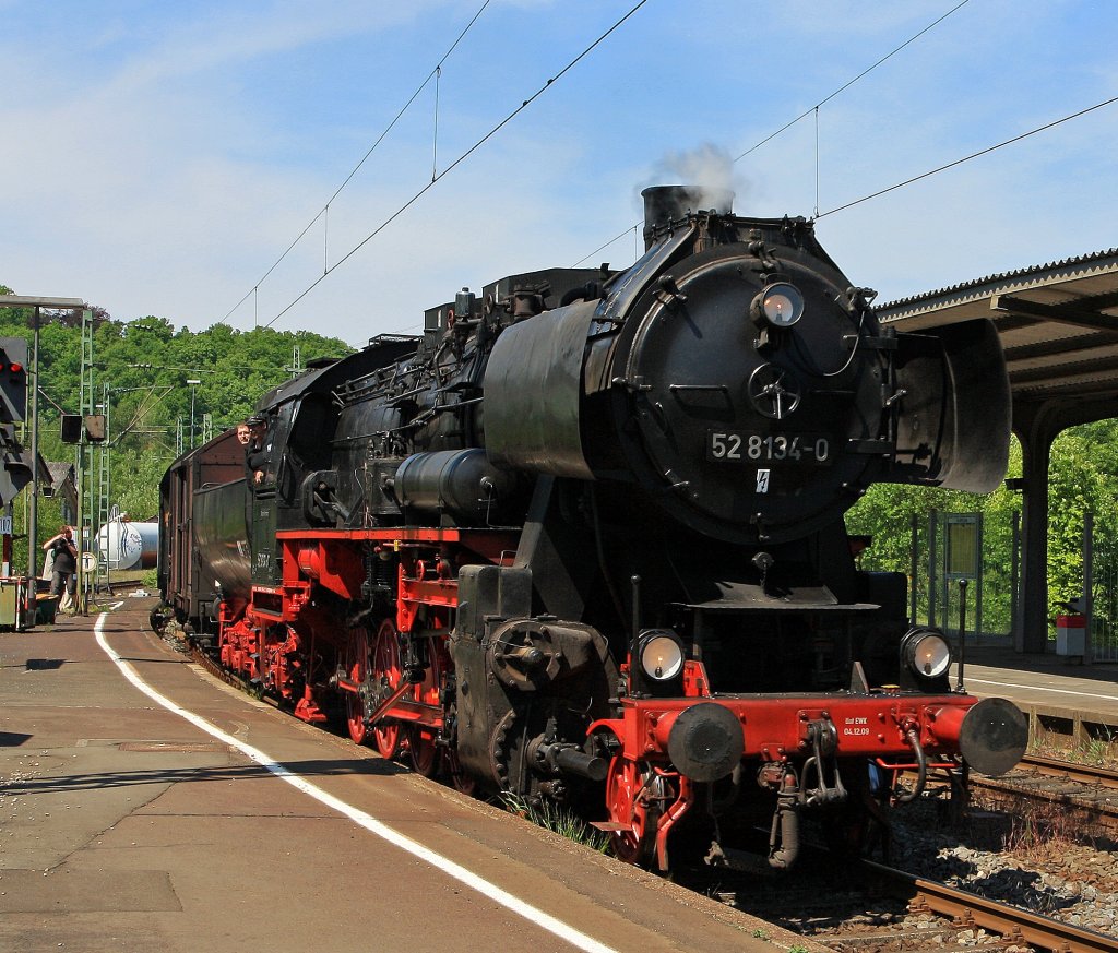 52 8134-0 der Eisenbahnfreunde Betzdorf (EFB) kommt mit Sonderzug von Au/Sieg und fhrt Rauchkammer voraus am 08.05.2011 in den Bahnhof Betzdorf/Sieg. In Betzdorf war Kreisheimattag vom (Landkreis Altenkirchen/Ww) und 150 Jahre Streckenjubilum Siegstrecke.