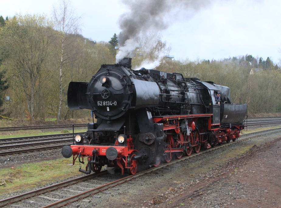 52 8134 am 04.04.10 whrend einer Rangierfahrt in Gerolstein.