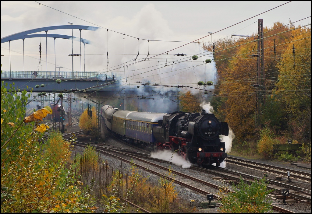 52 8134 mit einem Sonderzug, in dem auch Rheingold-Wagen eingestellt waren, bei der Durchfahrt von Kreuztal am 29.10.11. Der Zug war auf dem Weg nach Attendorn am Biggesee und von dort aus ein paar Stunden spter ber Wuppertal nach Kln (Linz) zurckzufahren. Am Ende des Zuges lief 212 309 mit.