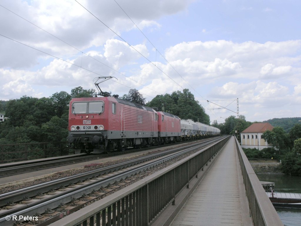 601 + eine Schwester Maschine ziehen ein Zementzug ber die Donaubrcke bei Regensburg. 20.06.09