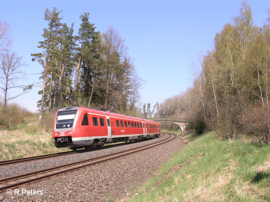 612 665-0 zieht ein RE Regensburg HBF durch die Kurve bei Schnfeld. 28.04.08