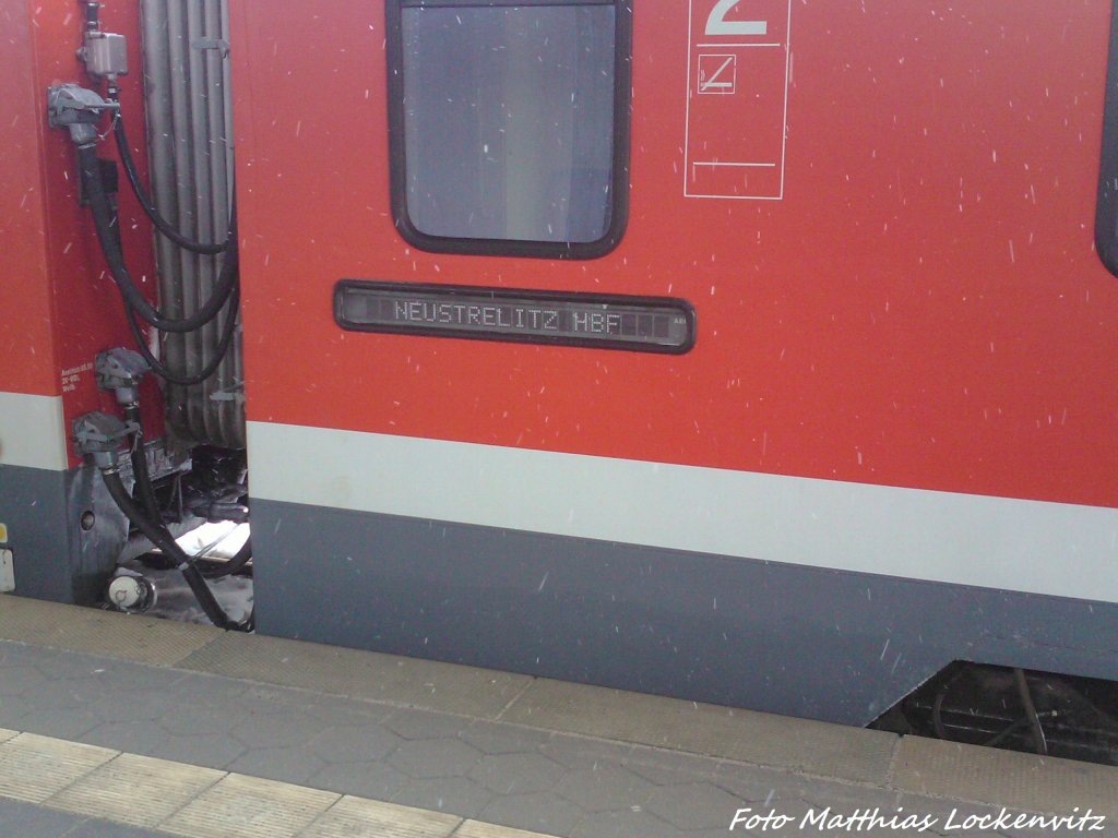 628 245 / 928 245 wurde am 21.3.13 Als RE5 nach Neustrelitz Hbf im Bahnhof Stralsund Hbf bereitgestellt. / Die Zielanzeige