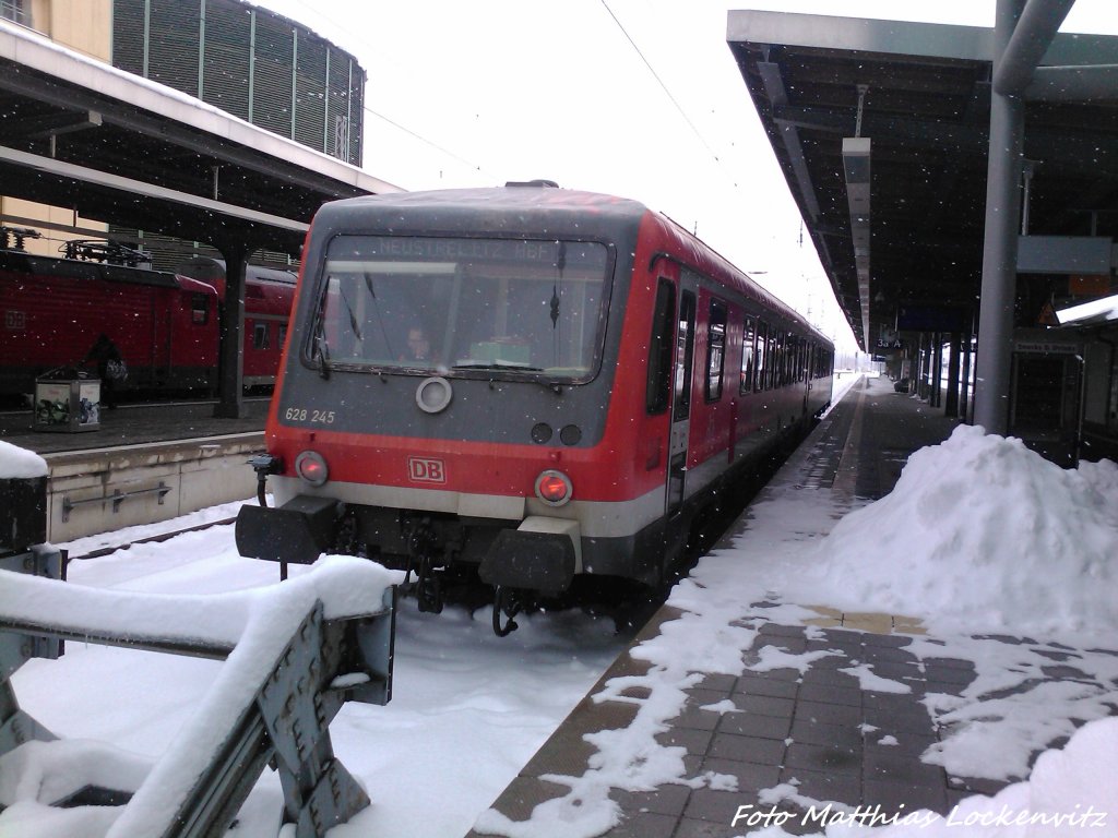 628 245 / 928 245 wurde am 21.3.13 Als RE5 nach Neustrelitz Hbf im Bahnhof Stralsund Hbf bereitgestellt.