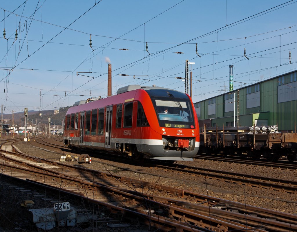 640 012 (LINT 27) der 3-Lnder-Bahn als RB 93 (Rothaarbahn) von Bad Berleburg  nach Siegen Hbf am 11.02.2012, hat den Bf Siegen-Geisweid verlassen und fhrt nun weiter in Richtung Hbf.