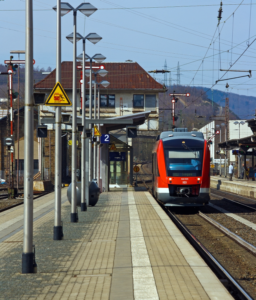 640 029 (ein Alstom Coradia LINT 27) der 3-Lnder-Bahn als RB 93 (Rothaarbahn) Bad Berleburg - Kreuztal - Siegen, fhrt am 27.03.2013 vom Bahnhof Kreuztal weiter in Richtung Siegen.