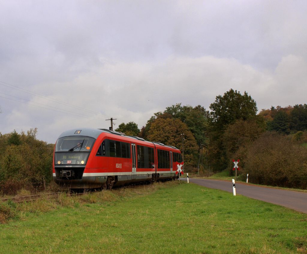 642 120 berquerte als Regionalbahn nach Bamberg am 15.10 den Bahnbergang kurz hinter Ebern.