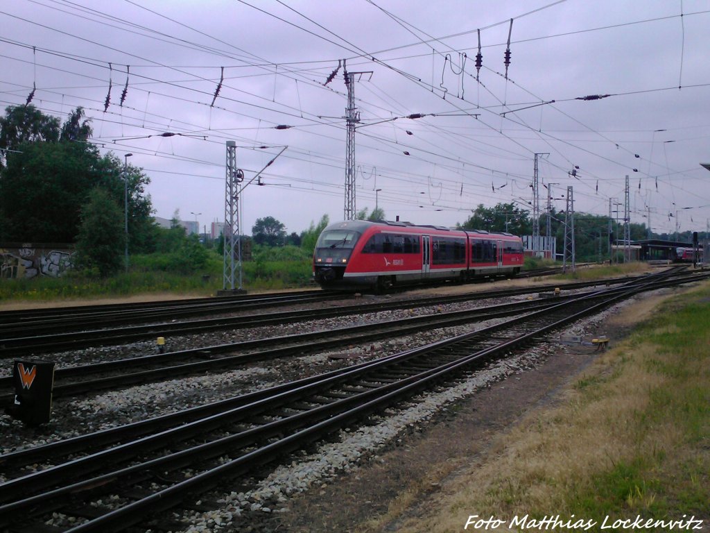 642 185/685 als RE8 mit ziel Tessin bei der Ausfahrt aus Rostock Hbf am 22.6.13 