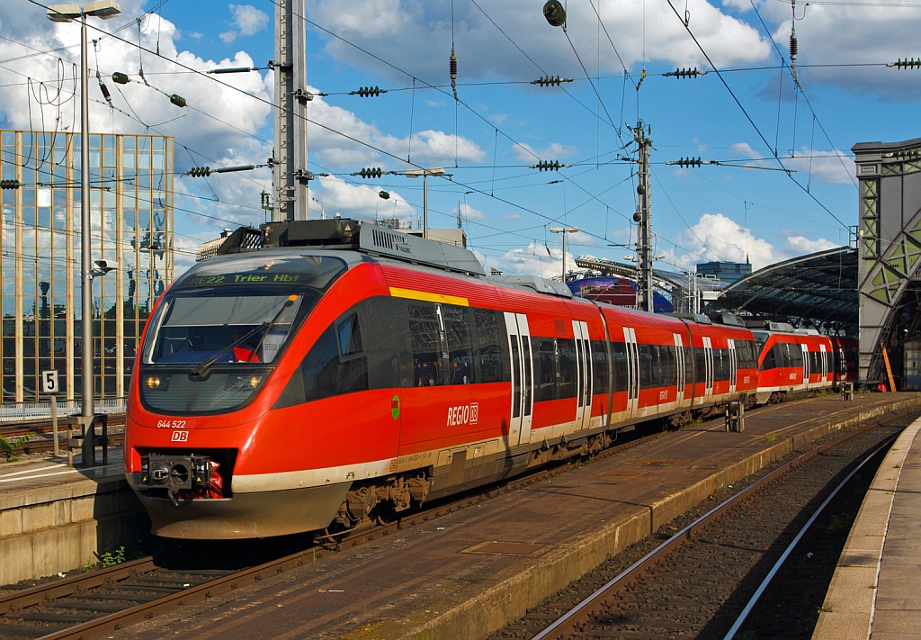 644 022/522 und ein weiterer 644er (2 gekuppelte 3-teilige Talent) als RE 22 (Eifel-Express) Kln – Euskirchen – Gerolstein -  Trier, fhrt am 07.07.2012 vom Hbf Kln los. Diese dreiteilige Bombardier Talent haben einen diesel-elektrischen Antrieb. Die ursprngliche Entwicklung stammt von Waggonfabrik Talbot in Aachen (heute zu Bombardier), daher auch das Akronym TALENT, es steht fr Talbot leichter Nahverkehrs-Triebwagen.
Ab Dezember 2013 sollen die Triebzuge auf der Eifelstrecke durch neue Alstom LINT 81 erstetzt werden.