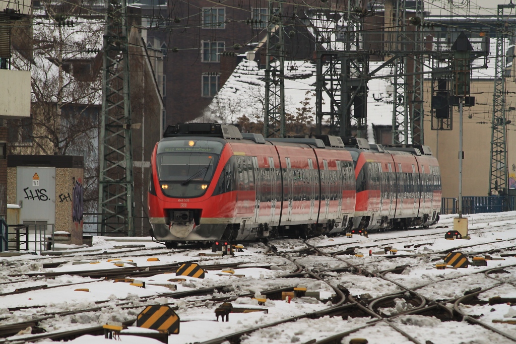 644 035 und  ein Bruder fuhren am 28.12.10 als RE 22 ber die  Eispiste  in den Klner Hauptbahnhof ein