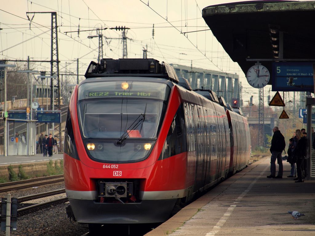 644 052 stand am 20.11 mit einem weiteren 644 als RE 22 nach Trier Hbf abfahrbereit im Bahnhof Kln Messe/Deutz