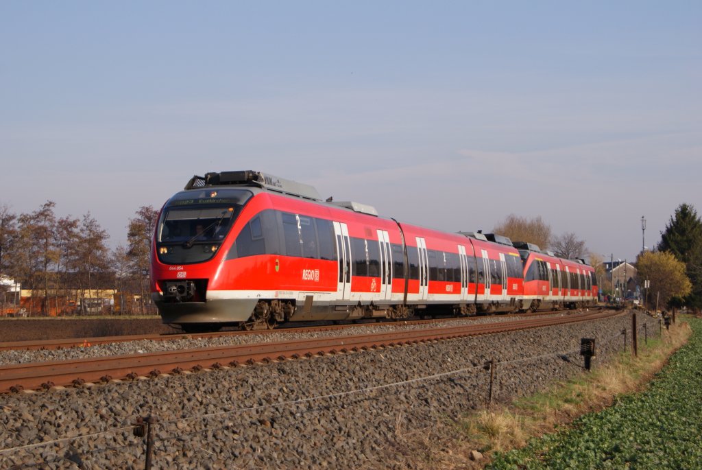 644 054 und ein 644 046 fahren gemeinsam als RB 11646 von Bonn nach Euskirchen.Hier verlassen sie gerade den Bahnhof Kuchenheim und werden in wenigen Minuten ihren Ziel und Endbahnhof Euskirchen erreichen.17.02.2011