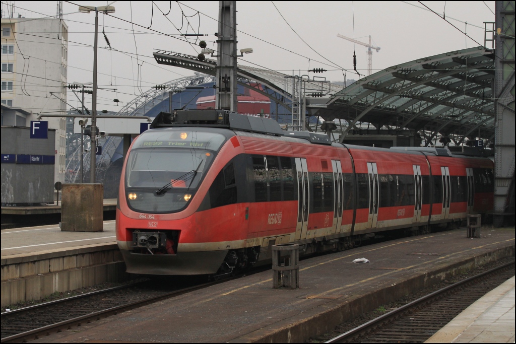 644 064 als RE 22 nach Trier am 19.02.11 im Klner Hbf