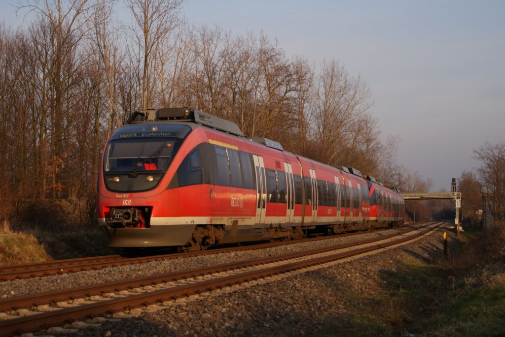 644 512 und 644 514 fahren gemeinsam als RB 11658 von Bonn nach Euskirchen.Sie erreichen in Krze den Bahnhof Rheinbach.17.02.2011.Gre an den Tf !