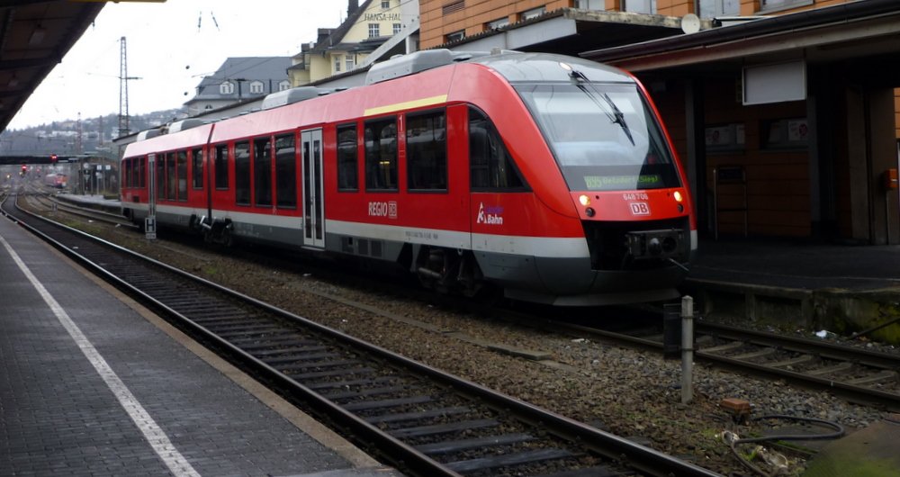 648 709 steht als RB 95 nach Betzdorf in Siegen bereit