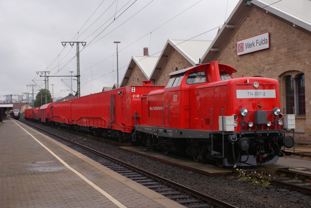 714 007-2 + 714 009-8 (Am anderen Ende) mit einem Tunnelrettungszug in Fulda am 06.08.2010