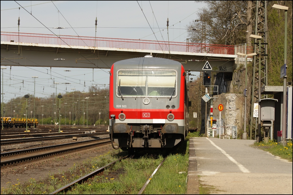 928 503 war am 09.04.11 fr den Pendel Duisburg Hbf<>Duisburg Entenfang zustndig (RB 37). Hier fotografiert bei der Ausfahrt aus Duisburg Entenfang in Richtung Hbf