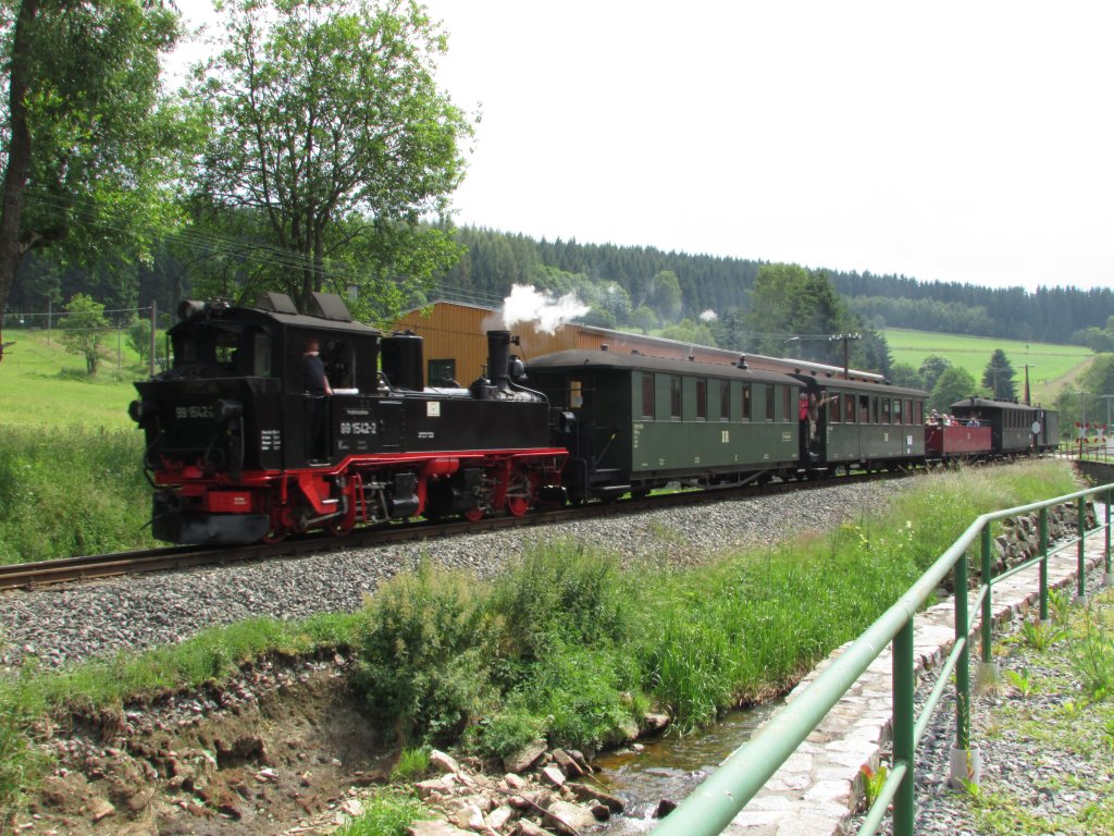 99 1542-2 fuhr an der Fahrzeughalle Schl�ssel in richtung Steinbach vorbei am 13.Juli.2013