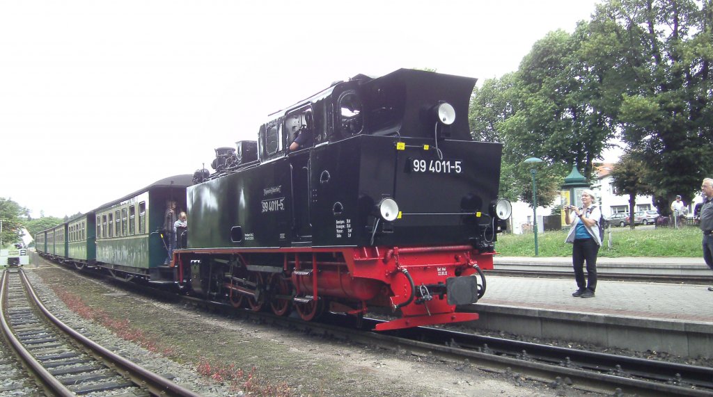 99 4011-5 am Bahnsteig in Binz