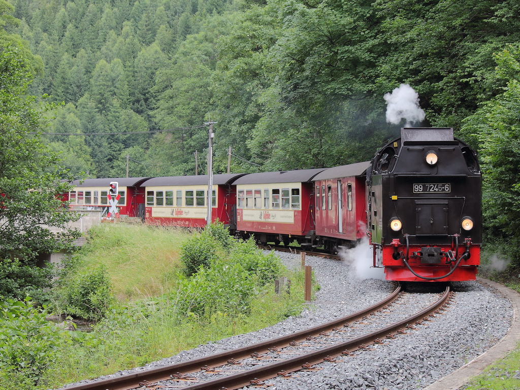 99 7245-6 am 13. Juli 2013 bei der Einfahrt in den Bahnhof Eisfelder Talm�hle.