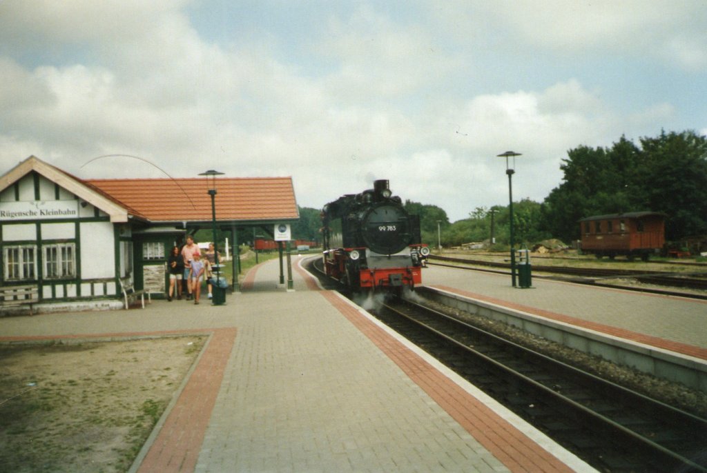 99 783 bei der Fahrt �ber den Bahnhof Putbus im Jahr 2002 um an ihren Zug zugelangen(Gescannt)