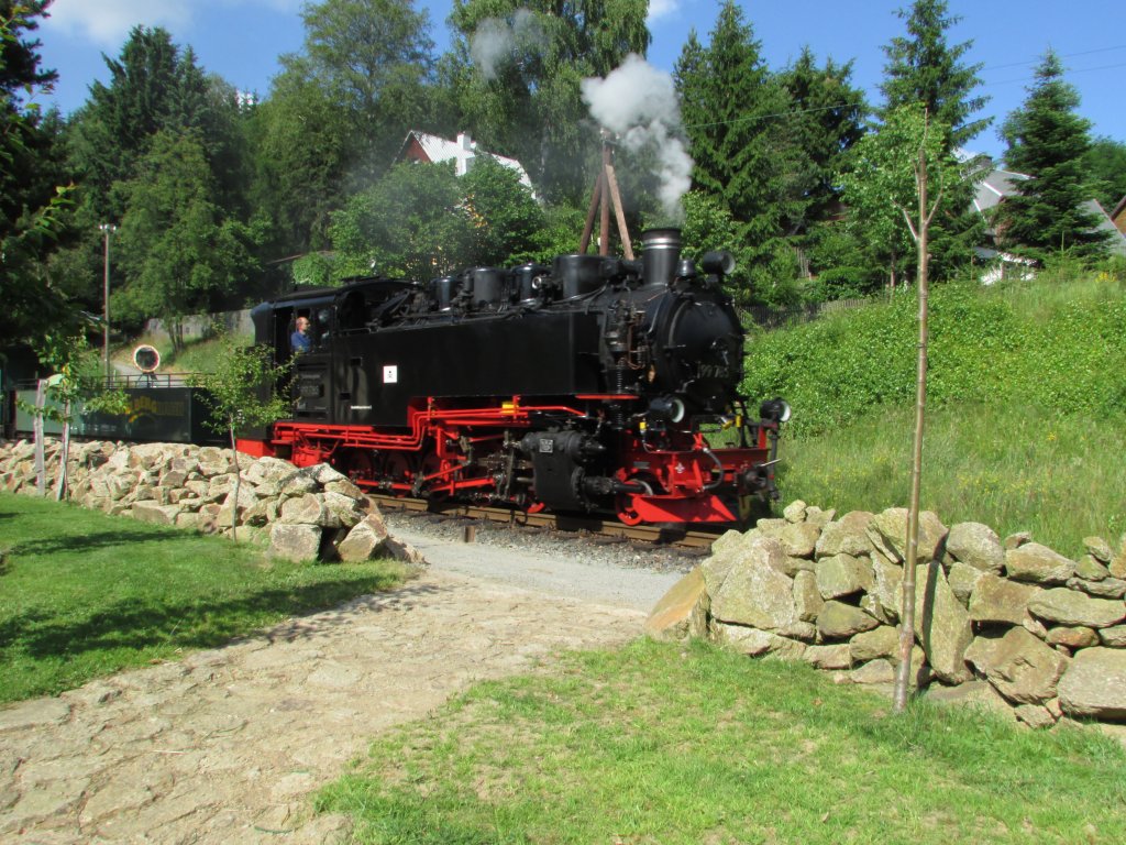 99 785 f�hrt an der R�ucherkerzenfabrik genannt  Zum Weihrichkarzl  mit ihrem 
P 1009 vorbei am 15.Juli.2013