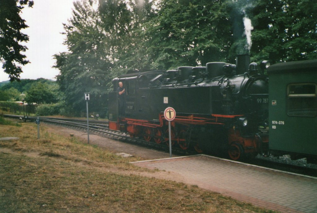 99 787 stand im Jahr 2008 im Bahnhof Binz(Gescannt)