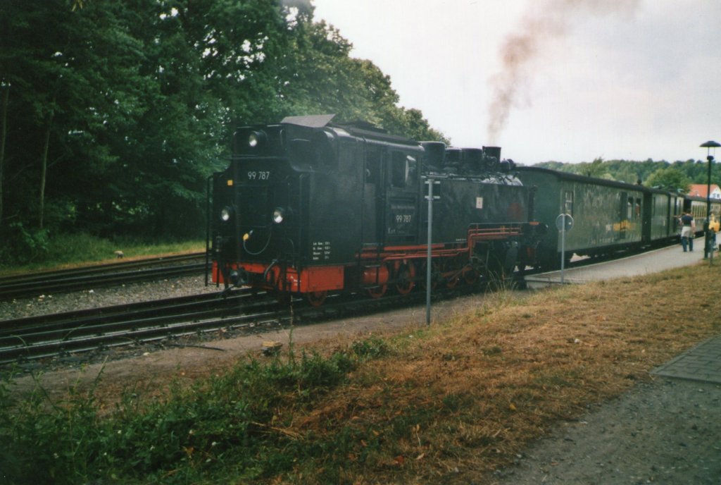 99 787 der Zittauer Schmalspurbahn war als Aushilfslok auf R�gen.Hier im Bahnhof Binz(Gescannt)