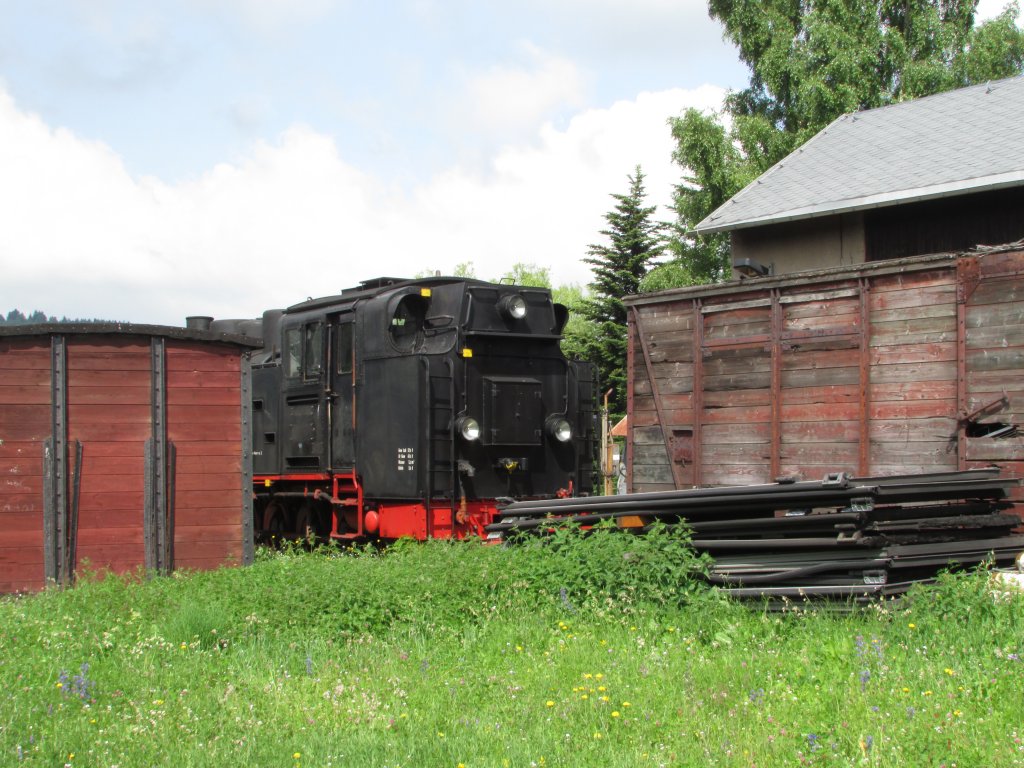 99 794 stand eingerahmt von zwei G�terwagen abgestellt in Cranzahl am 12.Juli.2013