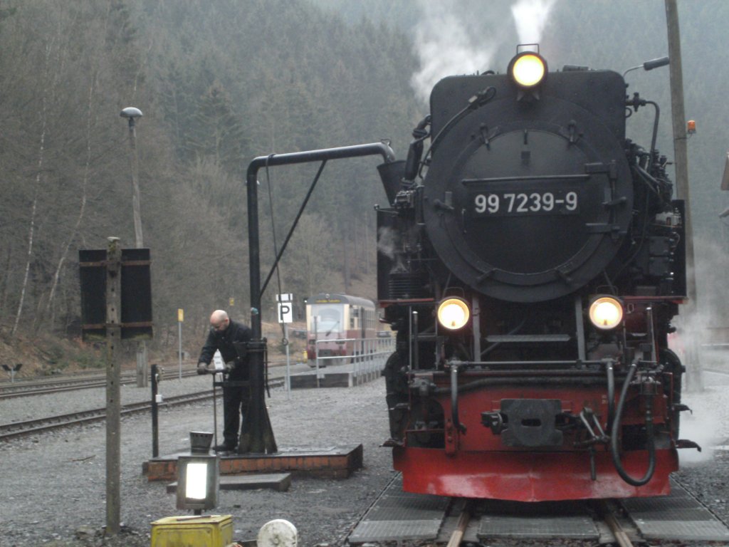 997239-9 beim Wasser nehmen in Eisfelder Talm�hle.Im Hintergrund der Triebwagen richtung Stiege