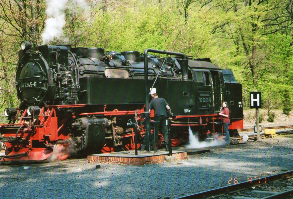 997245-6 stand am 26.April.2011 in Eisfelder Talm�hle am Wasserkran(Gescannt)