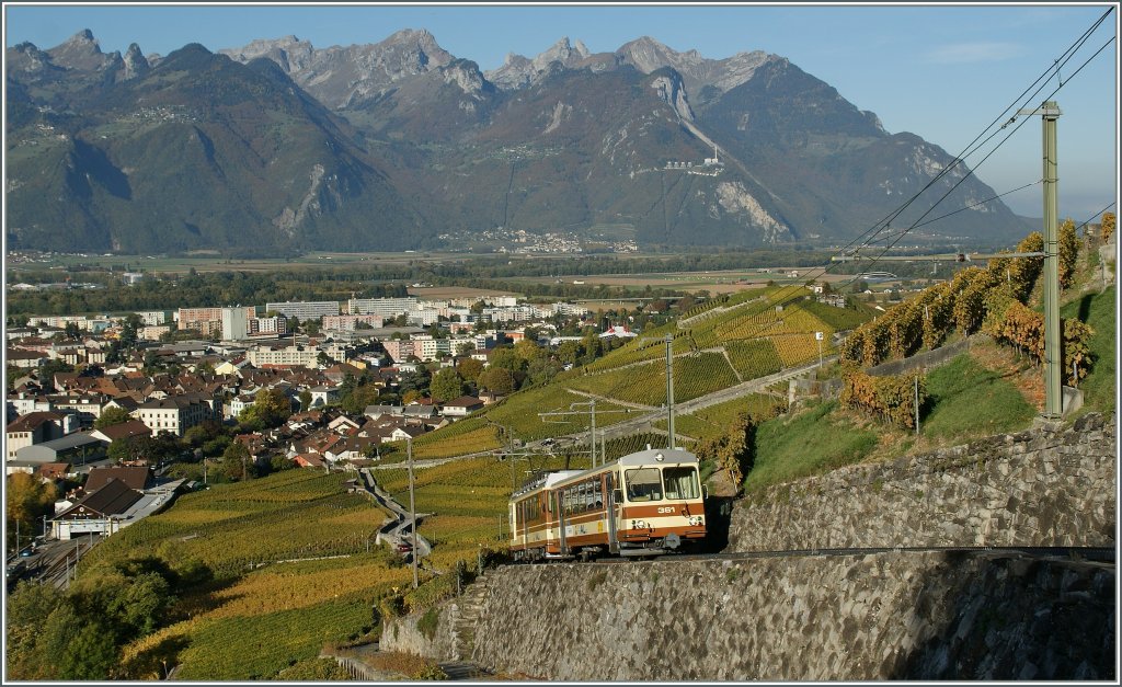 A-L Regionalzug oberhalb des im Hintergrund zu sehenden Stdtchen Aigle. 
18.10.2011