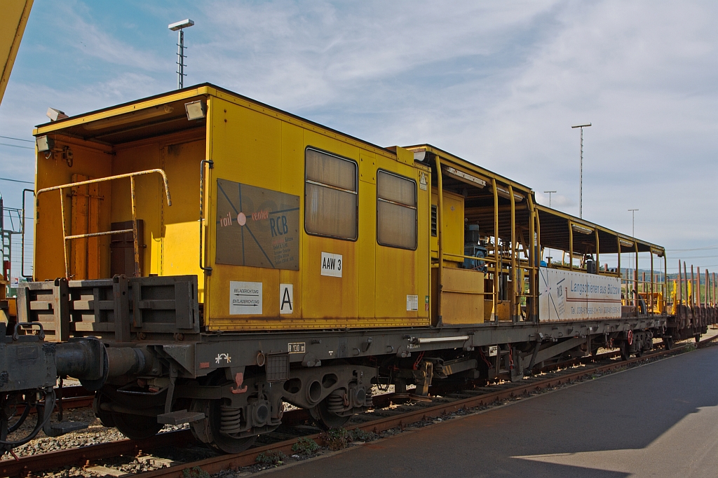 AAW 3 Aufnahme- und Abzugswagen  (Schweres Nebenfahrzeug Nr. 97 30 15 903 57-6) von Vossloh Rail Center Btzow, abgestellt am 02.09.2012 beim ICE-Bahnhof Montabaur. 
Das Eigengewicht betrgt 34,0 t.  Dies ist eine Einheit des Schienenwechselzuges. Wie es funktioniert kann man in einer Animation unter http://www.vossloh-rail-services.com/schienenwechsel/swf_de/VOS_start.swf sehr gut sehen. 
Man darf es aber nicht mit einem Umbauzug verwechseln, da hiermit nur die Schienen getauscht werden, bei einem Umbauzug wird das ganze Gleisbett erneuert.