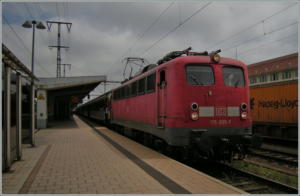 Ab Singen bespannt die 215 205-7 den IC 280 auf der Fahrt nach Stuttgart. 
20.06.2012