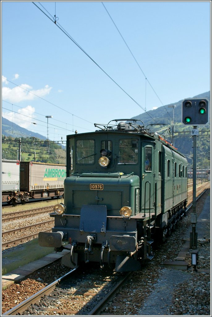 Ae 4/7 10976 in Brig, aus dem fahrenden Zug fotografiert.
20.08.2011