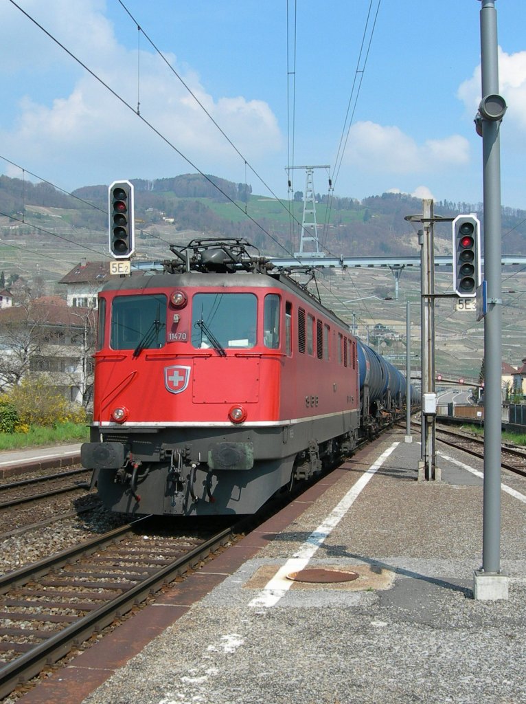 Ae 6/6 in Cully am 19. April 2006.