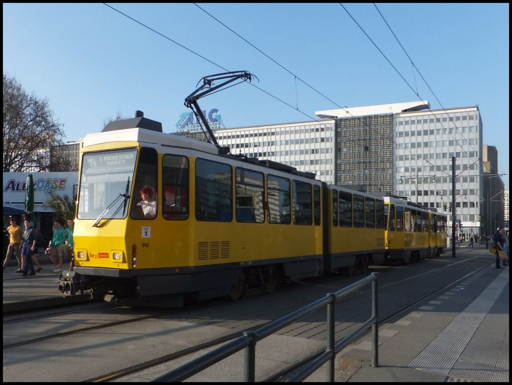 �ltere Tatra Stra�enbahn in Berlin am Alexanderplatz.
