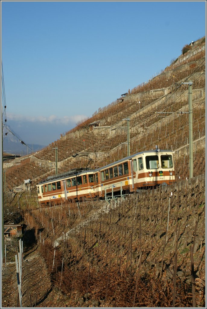 AL Regionalzug bestehend aus BDeh 4/4 301 und Bt 352 von Leysin nach Aigle kurz vor dem Ende des Zahnstangenabschnittes in Aigle am 3. Jan. 2011. 