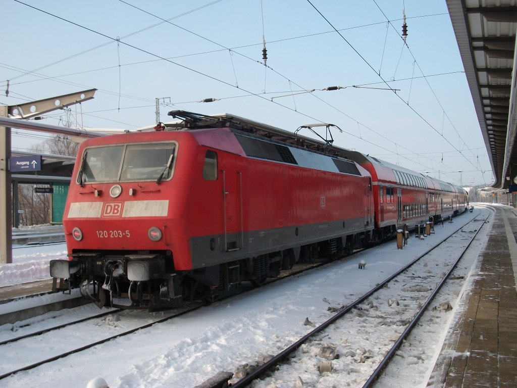 Alle zwei Stunden trifft man in Rostock den HanseExpress von und nach Hamburg.Am 04.Dezember 2010 traf ich in Rostock die 120 203.