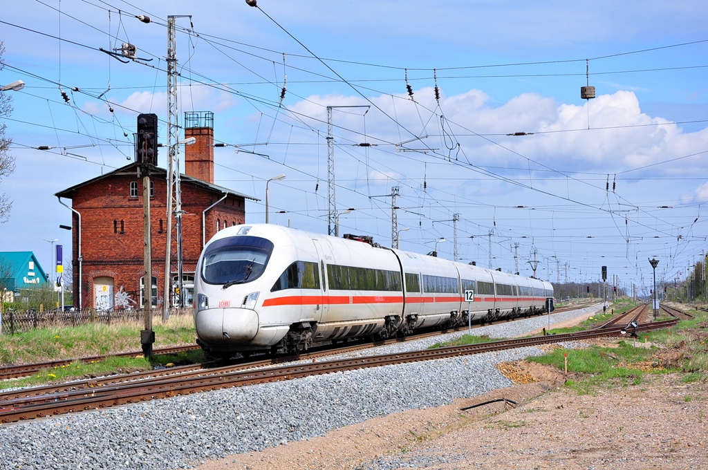 Als IC 2513 rollt dieser unerkannte ICE-T durch Bentwisch.Aufgrund von Bauarbeiten in Bad Kleinen pendelt der ICE zwischen Rostock-Stralsund und Binz auf Rgen.Geknipst am 27.04.2012.