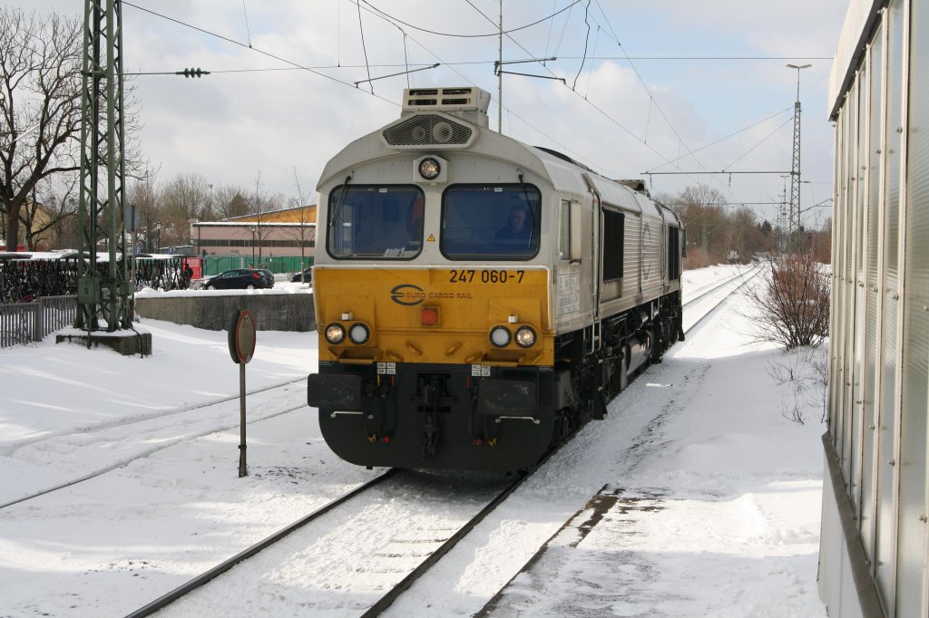 Als Lz passierte am 16.02.12 die 247 060-7 den Bahnhof Feldkirchen nach Mhldorf.