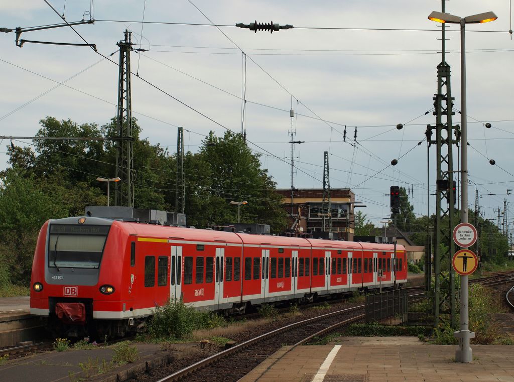 Als RB 33 nach Aachen Hbf rollte 425 072/572 in den Bahnhof von Mnchengladbach am 17.7.11.