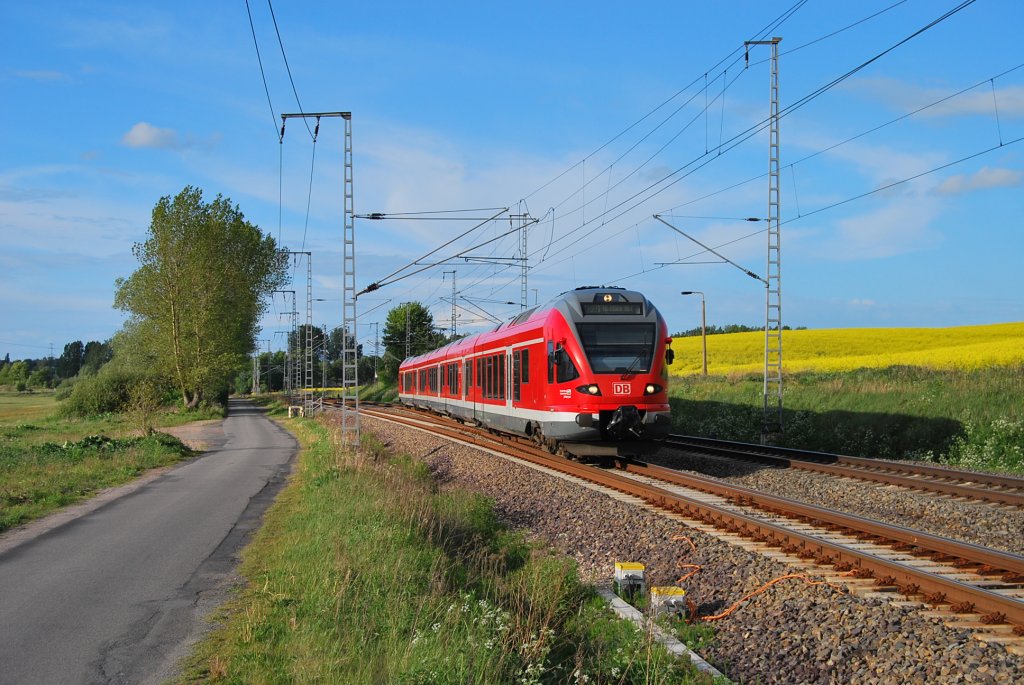 Als RE 13014 aus Sassnitz kommend rollt dieser unerkannte 429er in Riekdahl am Fotografen vorbei in Richtung Rostock Hbf.Geknipst am 15.05.2011.