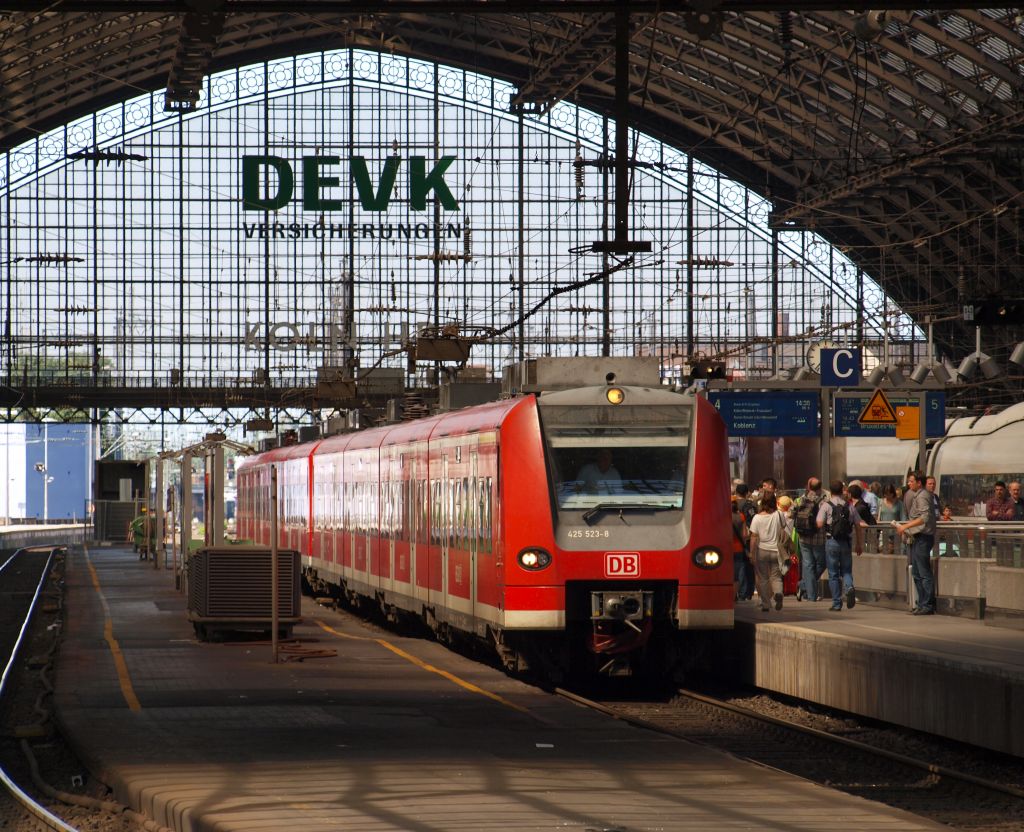 Als RE 8 nach Koblenz stand 425 523-8 mit einem weiteren 425 im Klner Hbf am 20.8.