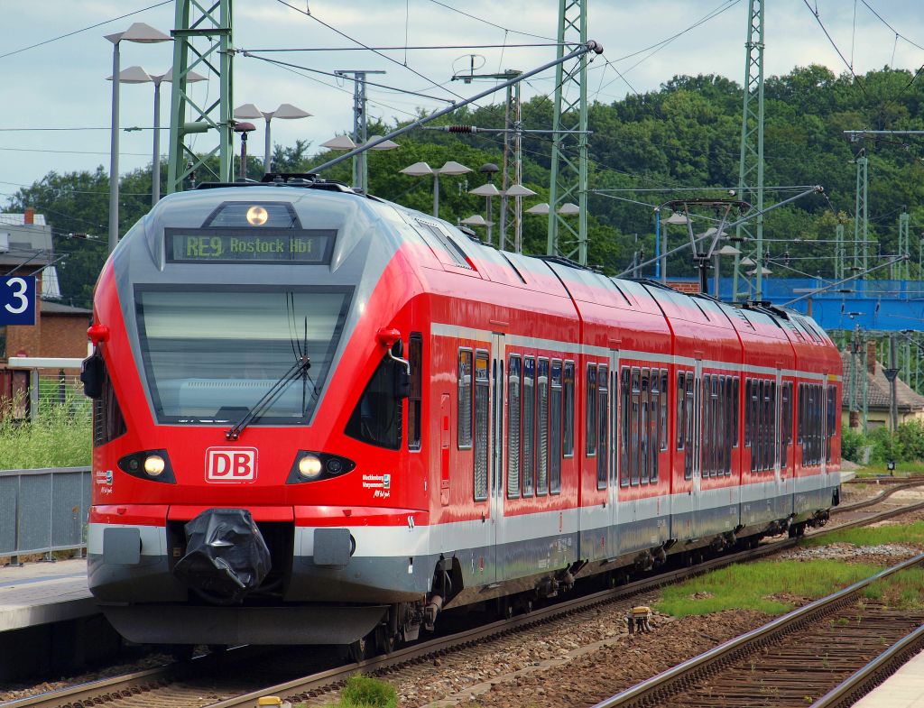 Als RE 9 nach Rostock donnerte ein unbekannter Flirt aus dem Bahnhof von Bergen auf Rgen am 18.7.10