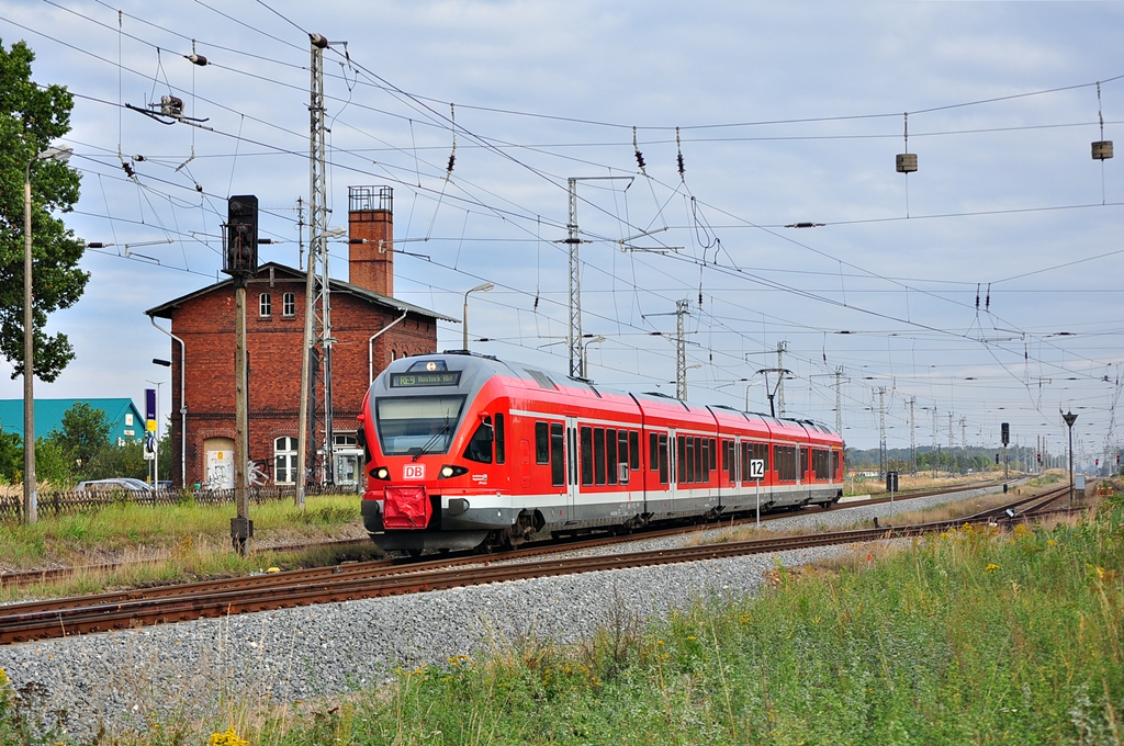 Als RE aus Sassnitz kommend hat der 429 027 sein Ziel Rostock Hbf fast erreicht.Am 02.12.2012 rollte er in Bentwisch dem Fotgrafen in den Sucher.