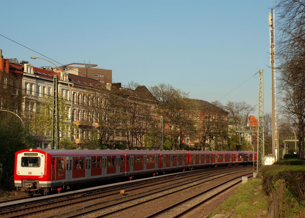 Als S31 nach Altona drhnte ein 472 Paar durch Hamburg-Dammtor am 18.4.11.